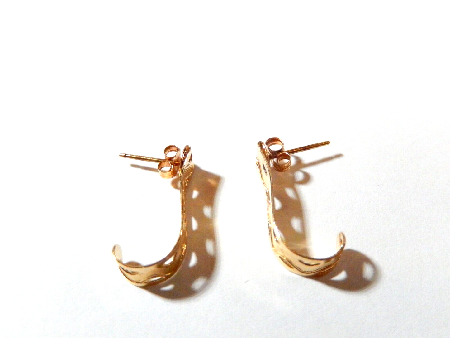 *NEW*  14K Yellow Gold Decorative J Hoop 18mm Tall Earrings