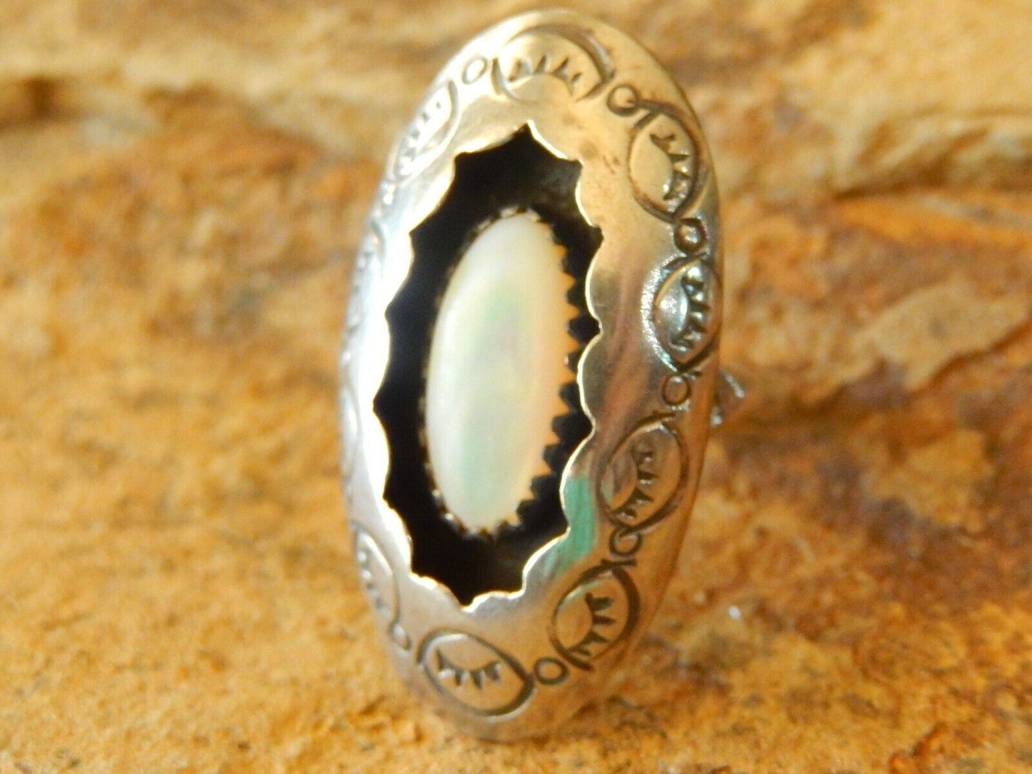 *VINTAGE* - LARGE NATIVE AMER. STERLING SILVER MOTHER OF PEARL RING SIZE 5.25