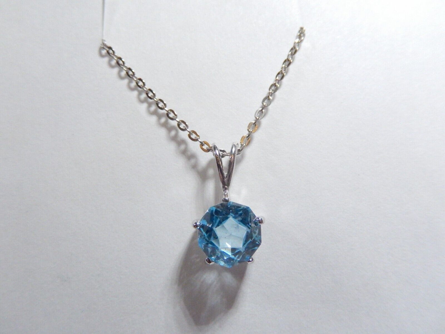 *NWT*  10K White Gold 2.0 CT Blue Topaz  Solitaire Pendant w/18" Chain