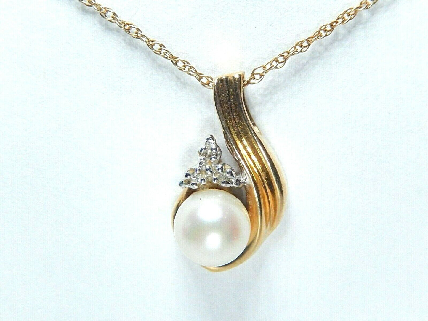 *VINTAGE*  10K  Yellow Gold 6.5mm Round White Pearl & Diamond Pendant w/18"Chain