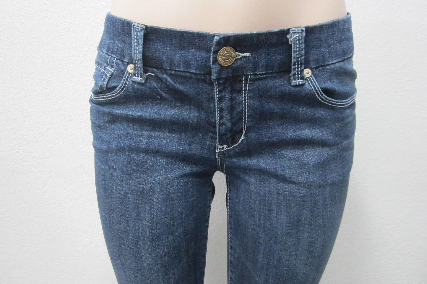 *MINT*  Seven7 Darker Wash MId Rise Bootcut Embroidered Jeans Sz 6 x L31