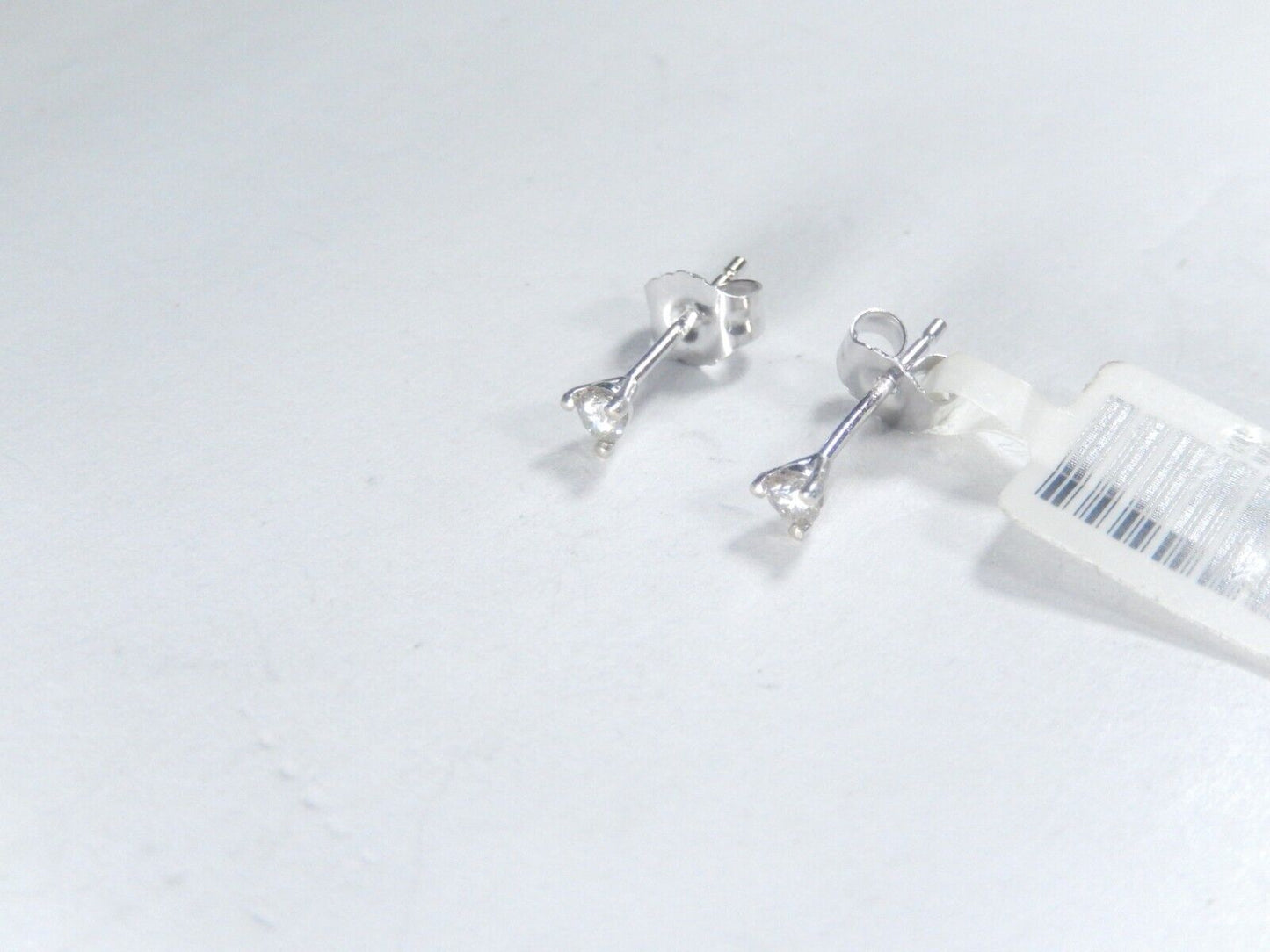 10K White Gold 1/10 CT. T.W. Round Natural VS Diamond Earstuds
