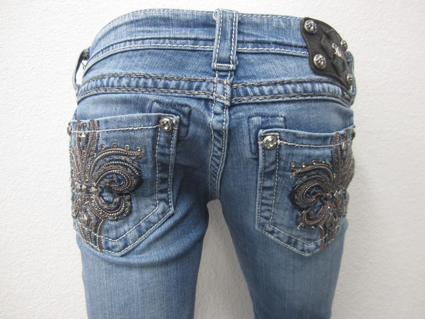 NICE Miss Me  Embellished Fleur Jeans Boot cut. JP5182B10V Med Blue Size 26 x 32