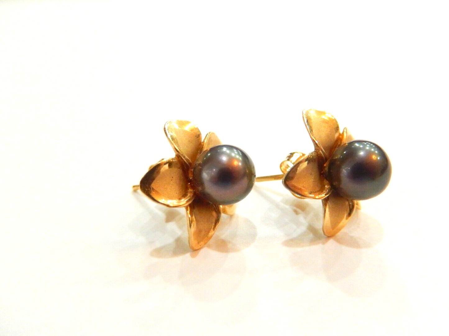 *VINTAGE* 14K Yellow Gold 7mm Tahitian Pearl Flower Stud Earrings