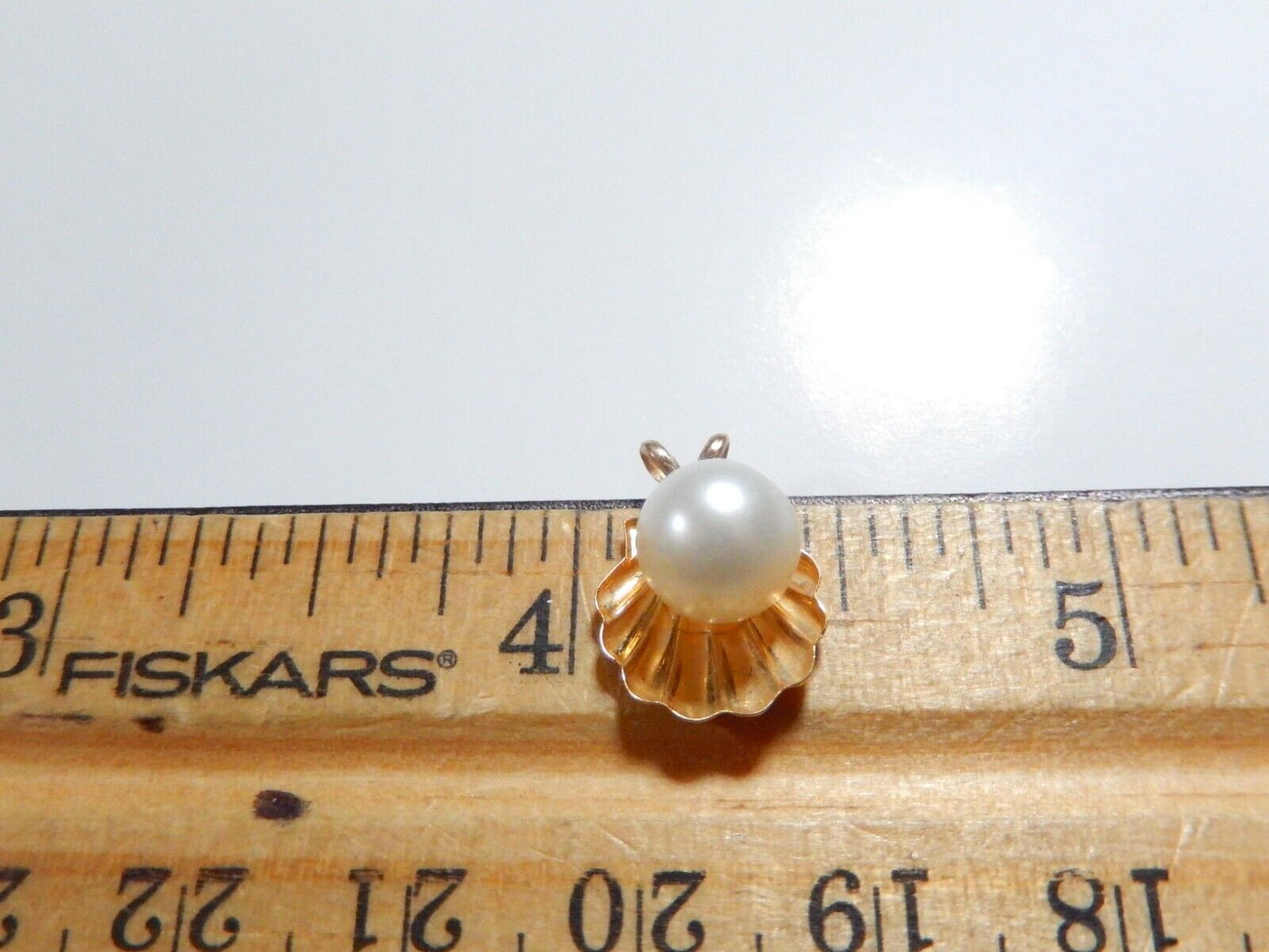 *VINTAGE*  14K Yellow Gold 7.5mm  Round Cultured Pearl in Scallop Shell Pendant