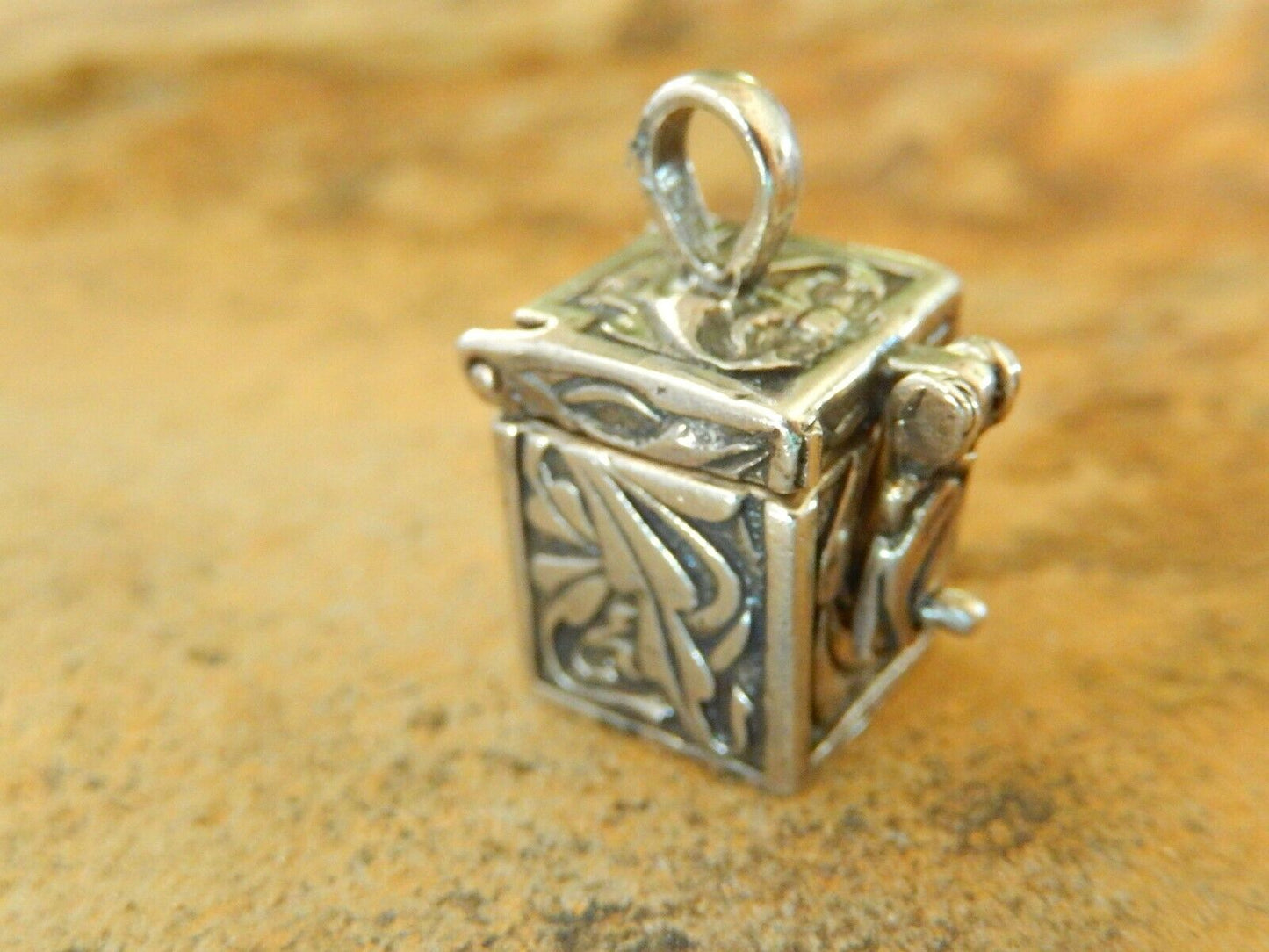 Vintage*Art Nouveau Sterling Silver Repoussé Prayer Box Locket Pendant 8.25 gm