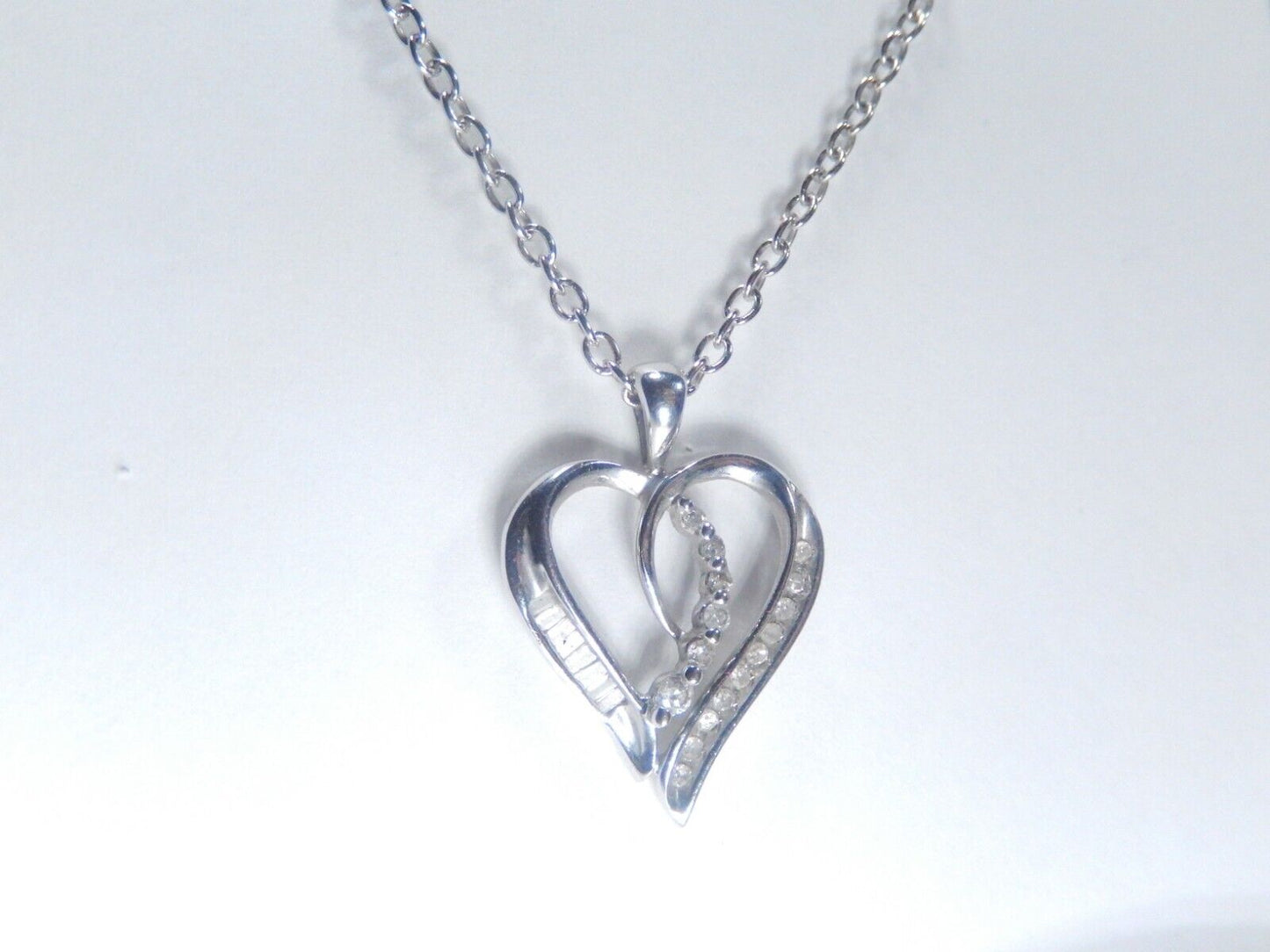 *VINTAGE* 10K White Gold Heart Pendant Baguettes and Round Diamonds 18" Chain