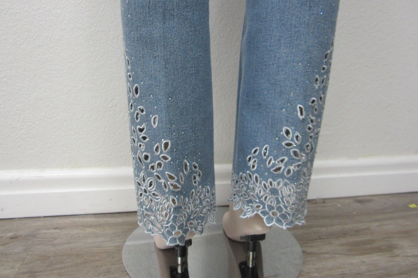 Very Vera Jeans Peek-a-Boo Holes Leg Embellished Jewels Size 6 x L31"