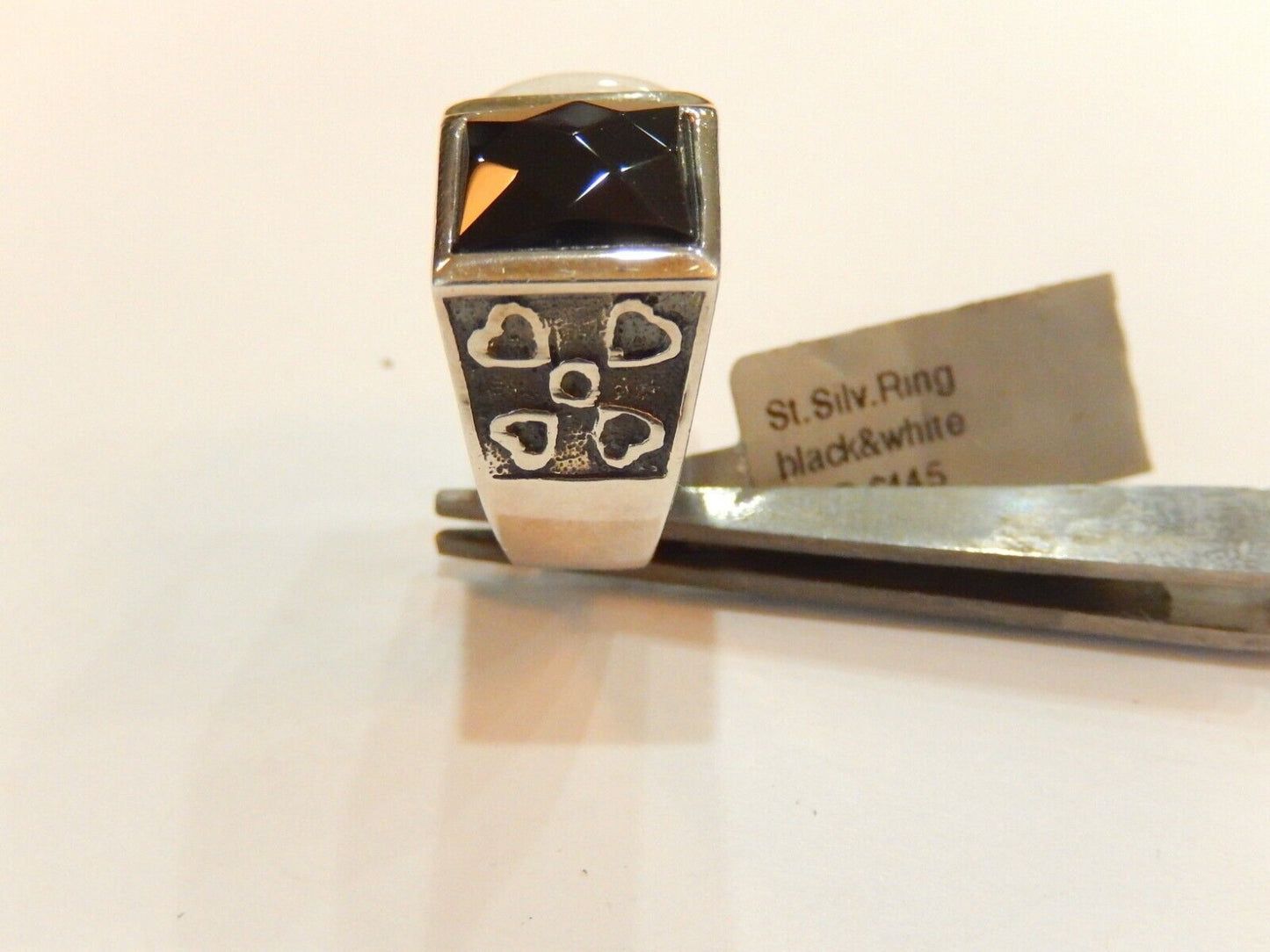 *VINTAGE* STERLING SILVER BLACK ONYX AND MOTHER OF PEARL RING SIZE 5.75