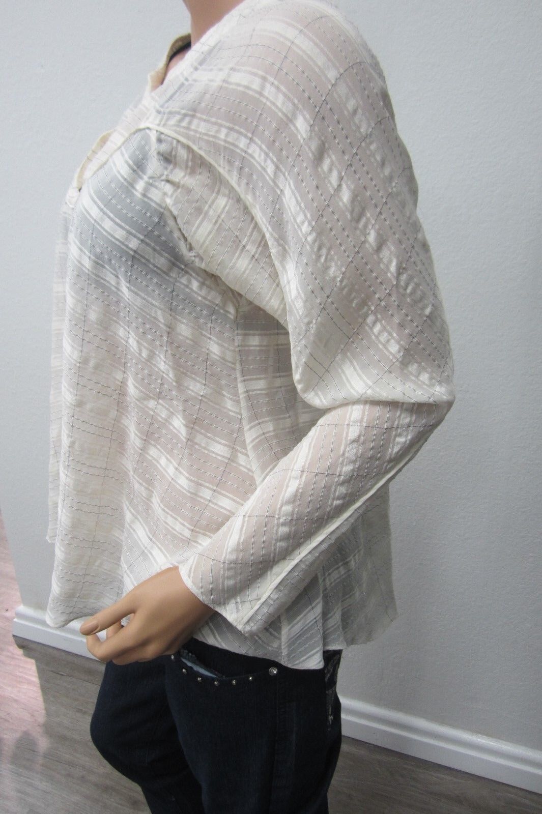 NWT BCBG Max Azria  Womens Top Very Cute Long Sleeve Size XS Cream