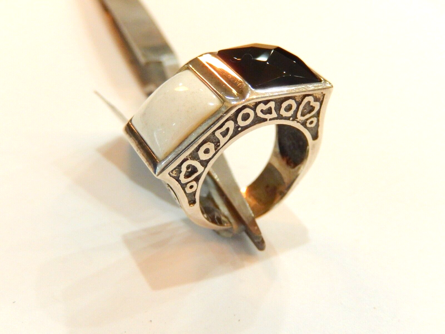 *VINTAGE* STERLING SILVER BLACK ONYX AND MOTHER OF PEARL RING SIZE 5.75