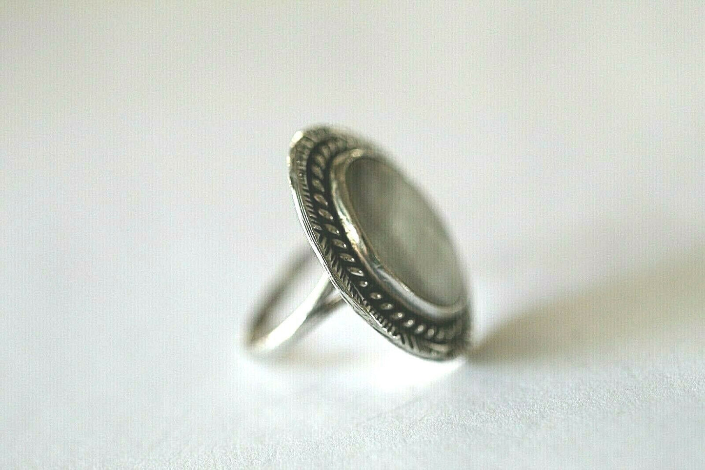 *VINTAGE*  Native American Sterling Silver Mother Of Pearl Ring Size 6.5