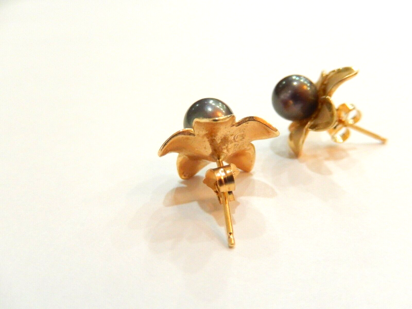 *VINTAGE* 14K Yellow Gold 7mm Tahitian Pearl Flower Stud Earrings