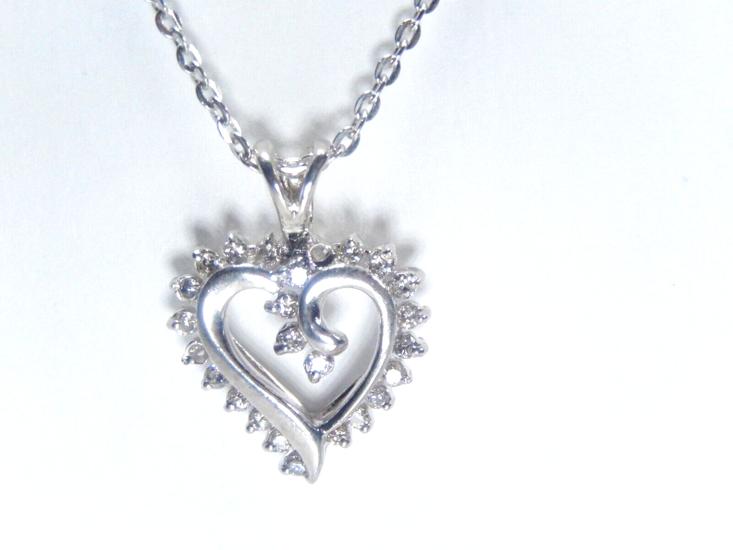 *VINTAGE*  10K White Gold 1/4CT 25 Diamond Heart Pendant w/18"chain