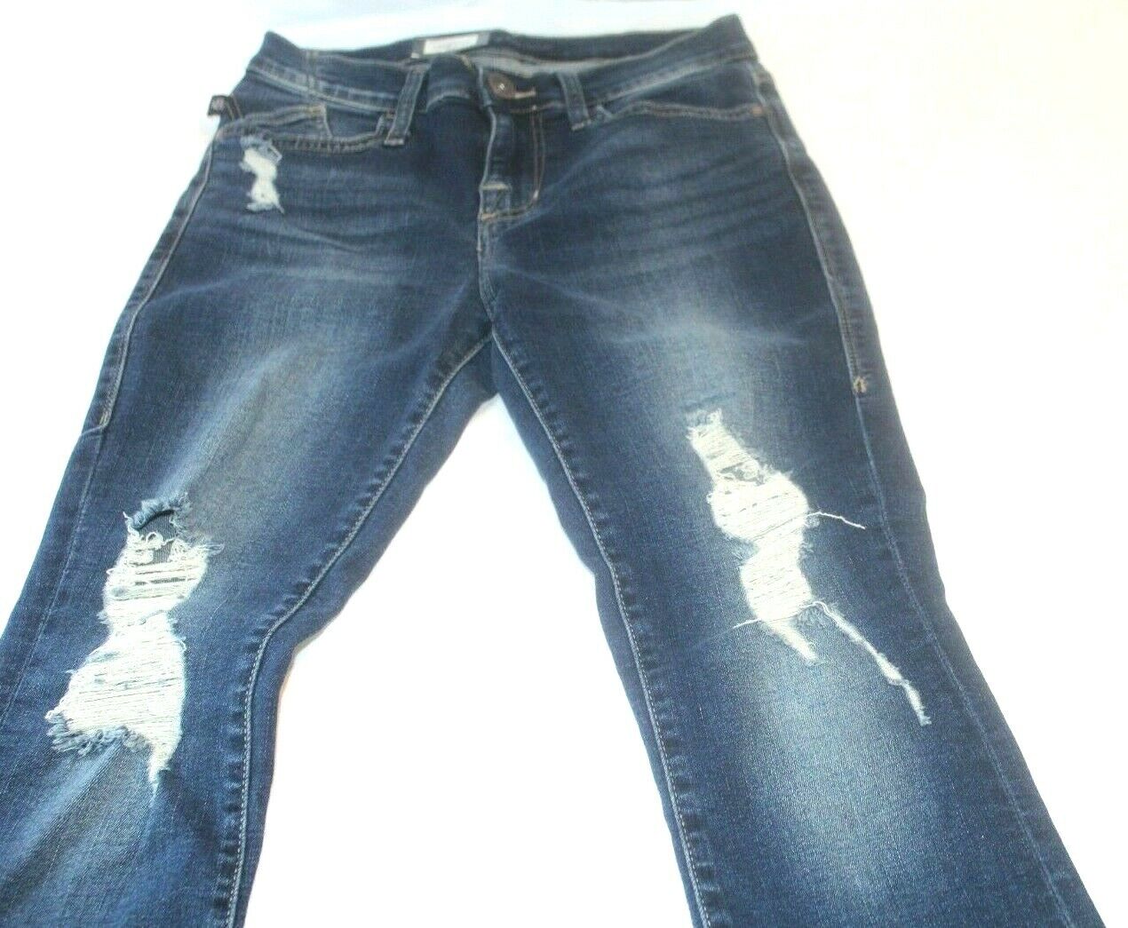 *NWT* $60. Rock & Republic Mid Rise Capri Misses Distressed Size 4 (W27 x L25)