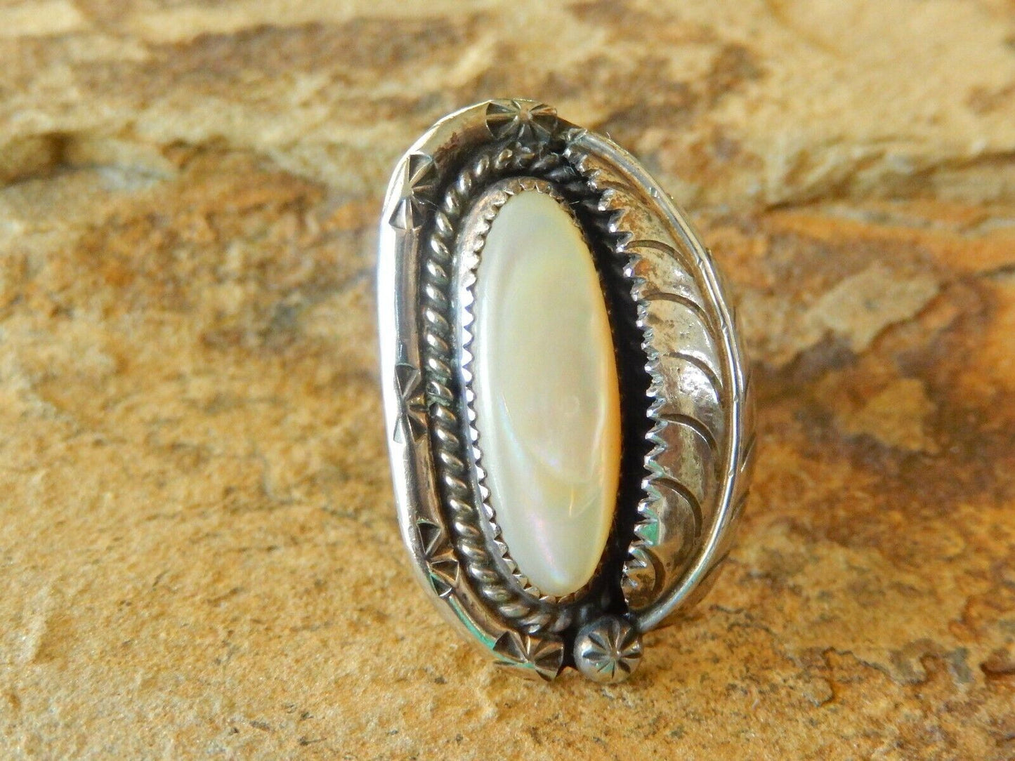 *VINTAGE*  LARGE Native Amer. Sterling Silver Feather Mother Pearl Ring Size 6.5