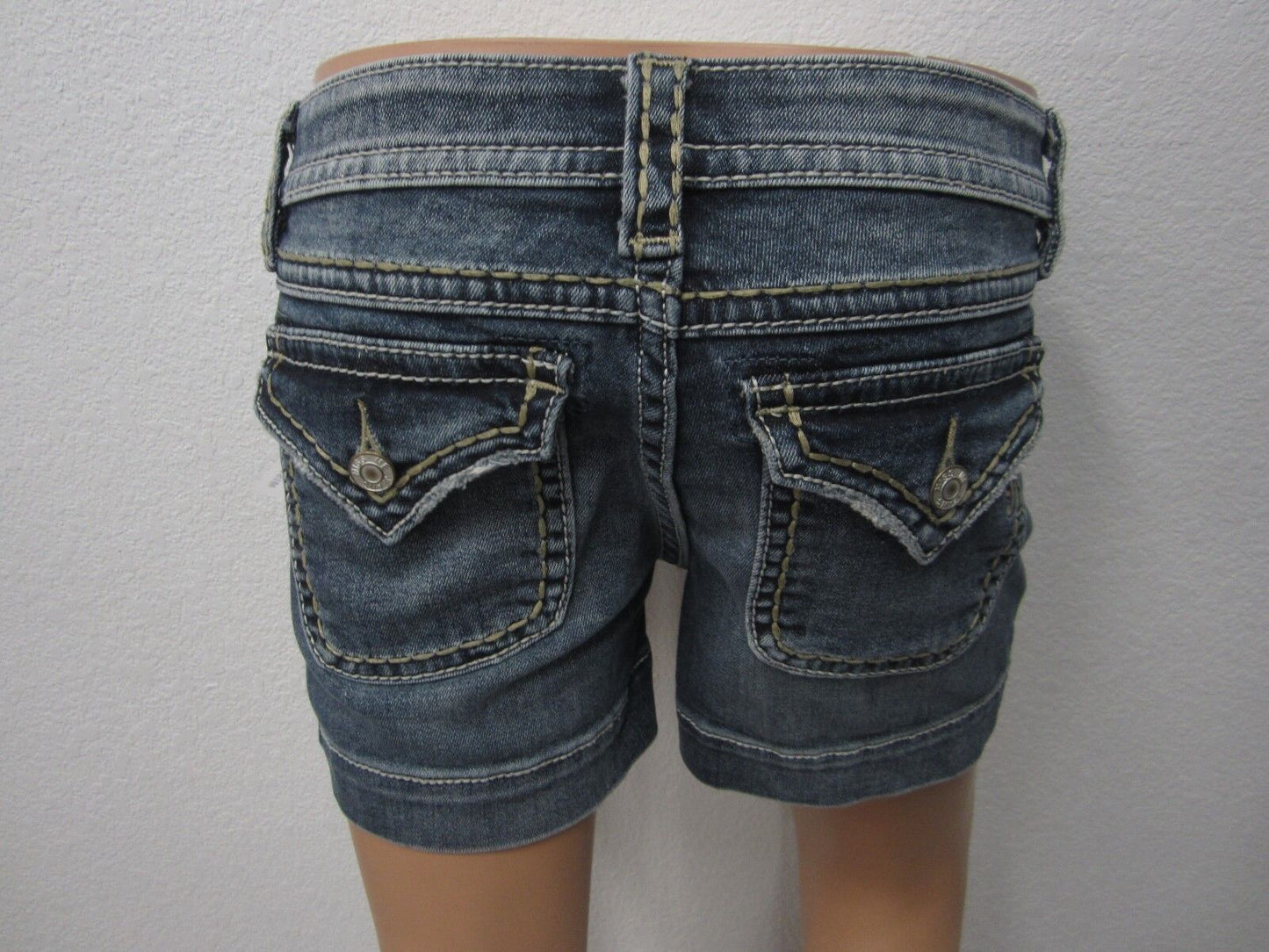 NWT Womens Miss Me Mid Rise Zip Fly Button Pocket Shorts Very Cute-Size 25 x 3.5