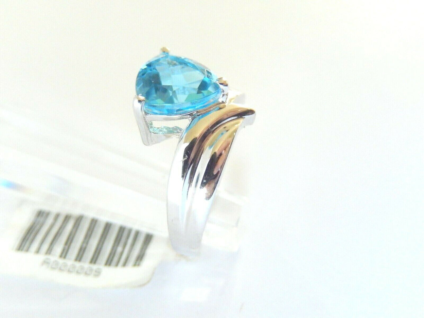 *NWT* 10k White Gold 1.50CT Trillion Cut London Blue Topaz Solitaire Ring Size 7