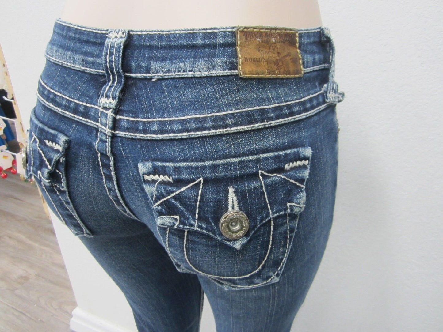 AUTHENTIC NICE True Religion Leather Tag World Tour Womens  Jeans Tag 28 X  31