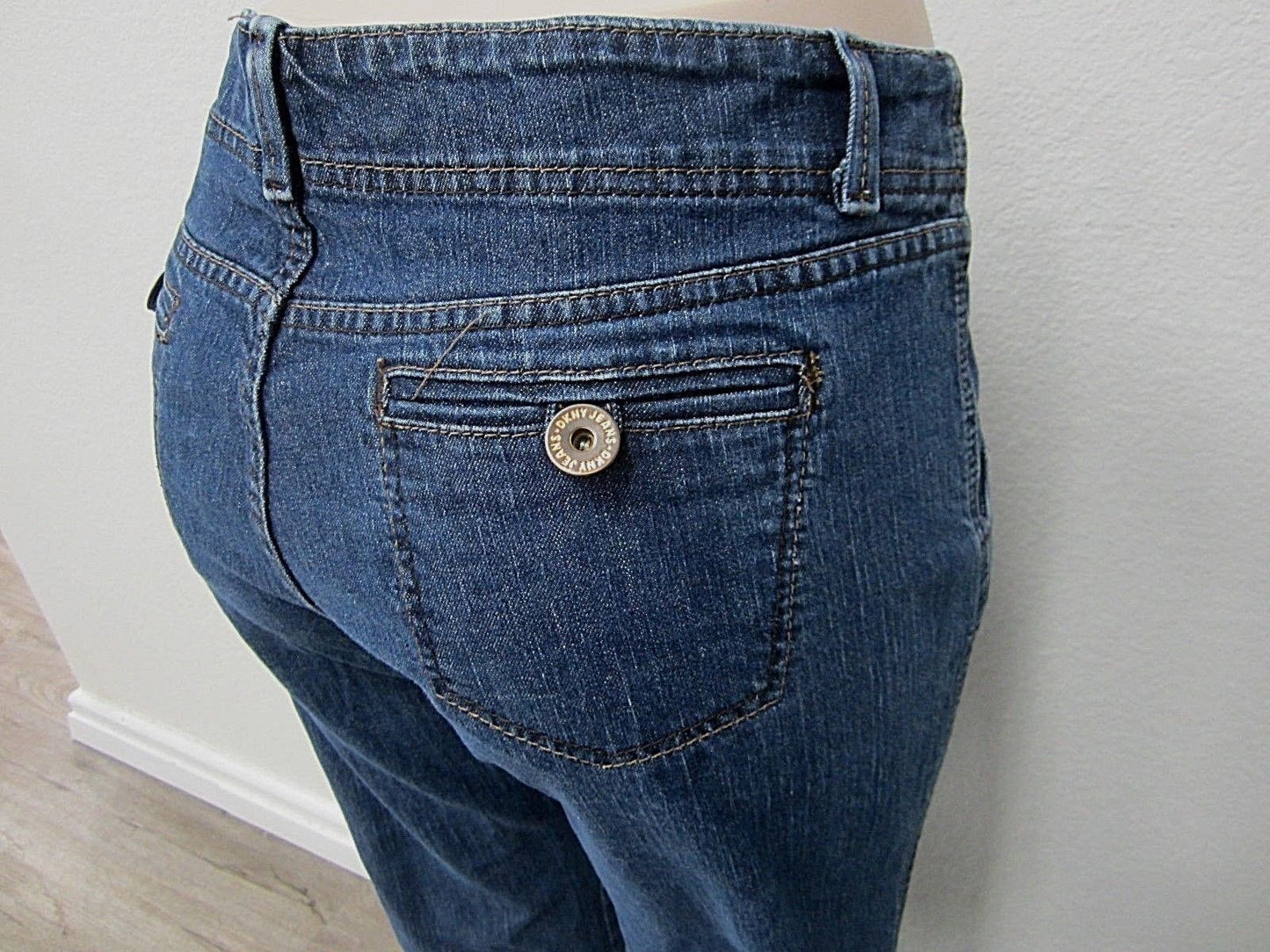 MINT  WOMENS  DKNY BOOTCUT MEDIUM BLUE DENIM JEANS SIZE 14 x 31.5"