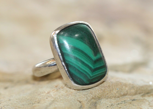 *VINTAGE*  Native American  Malachite Sterling Silver Ring  size 8