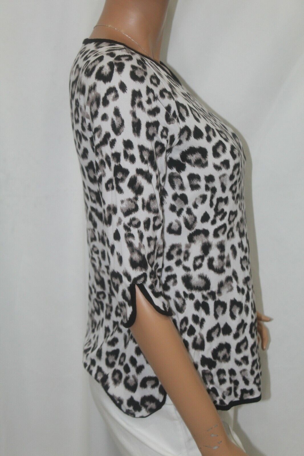 Chico’s  Animal Print  3/4 Sleeve Scoop Neck Stretch Top Size 0 - COMFORTABLE