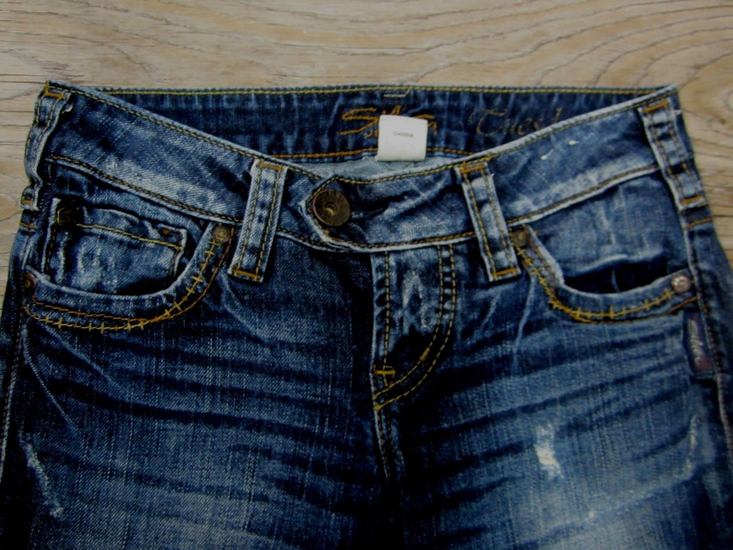Pre Owned SILVER JEANS Capri Medium Wash Size 24 X 22 VERY NICE