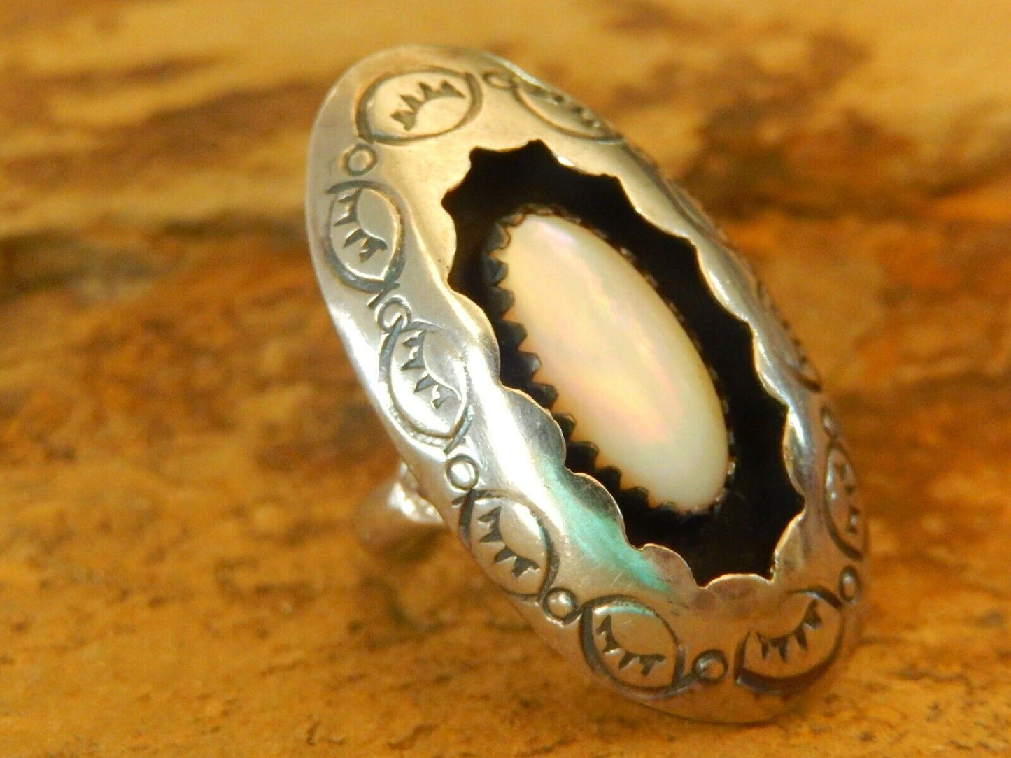 *VINTAGE* - LARGE NATIVE AMER. STERLING SILVER MOTHER OF PEARL RING SIZE 5.25