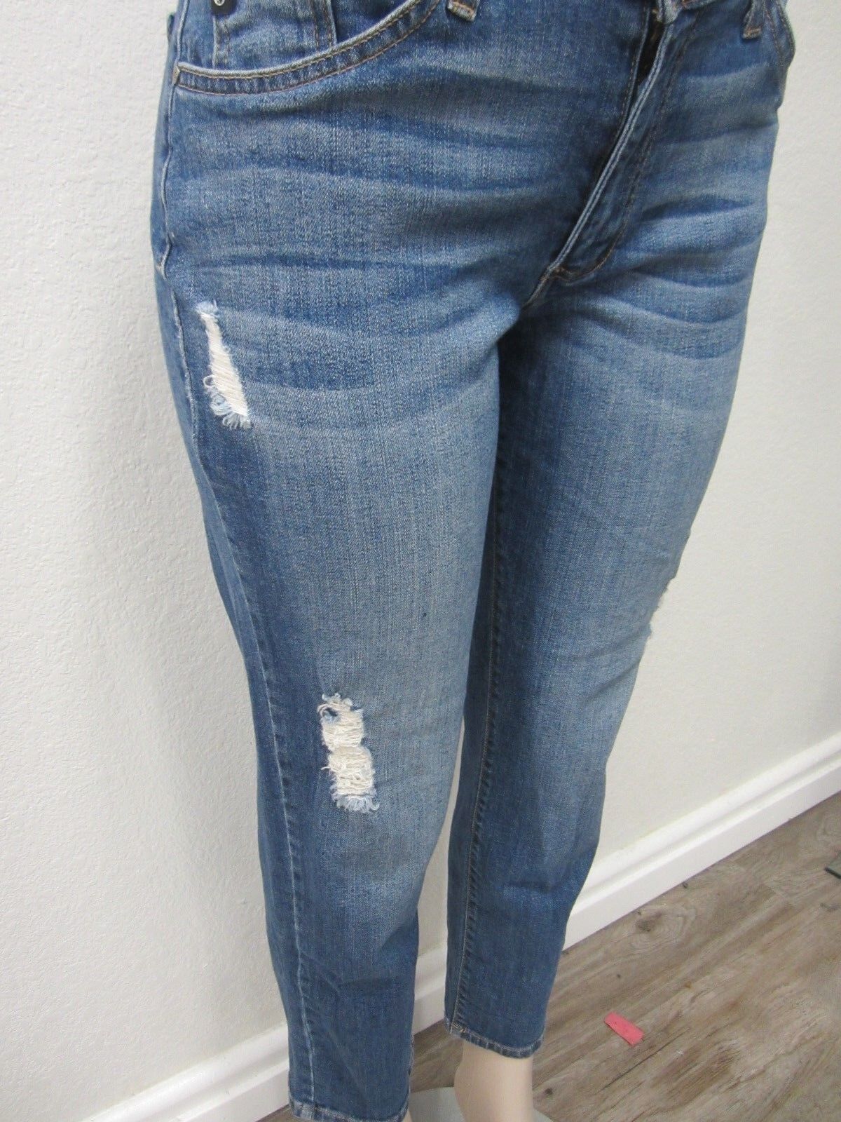 VERY NICE KanCan  Blue Stretch Denim Distressed Straight  Jeans size 28 x 26.5