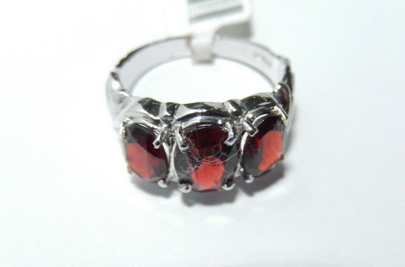 *NWT* 10k White Gold 2.75CT Oval Garnet Three Stone Ring Size 7