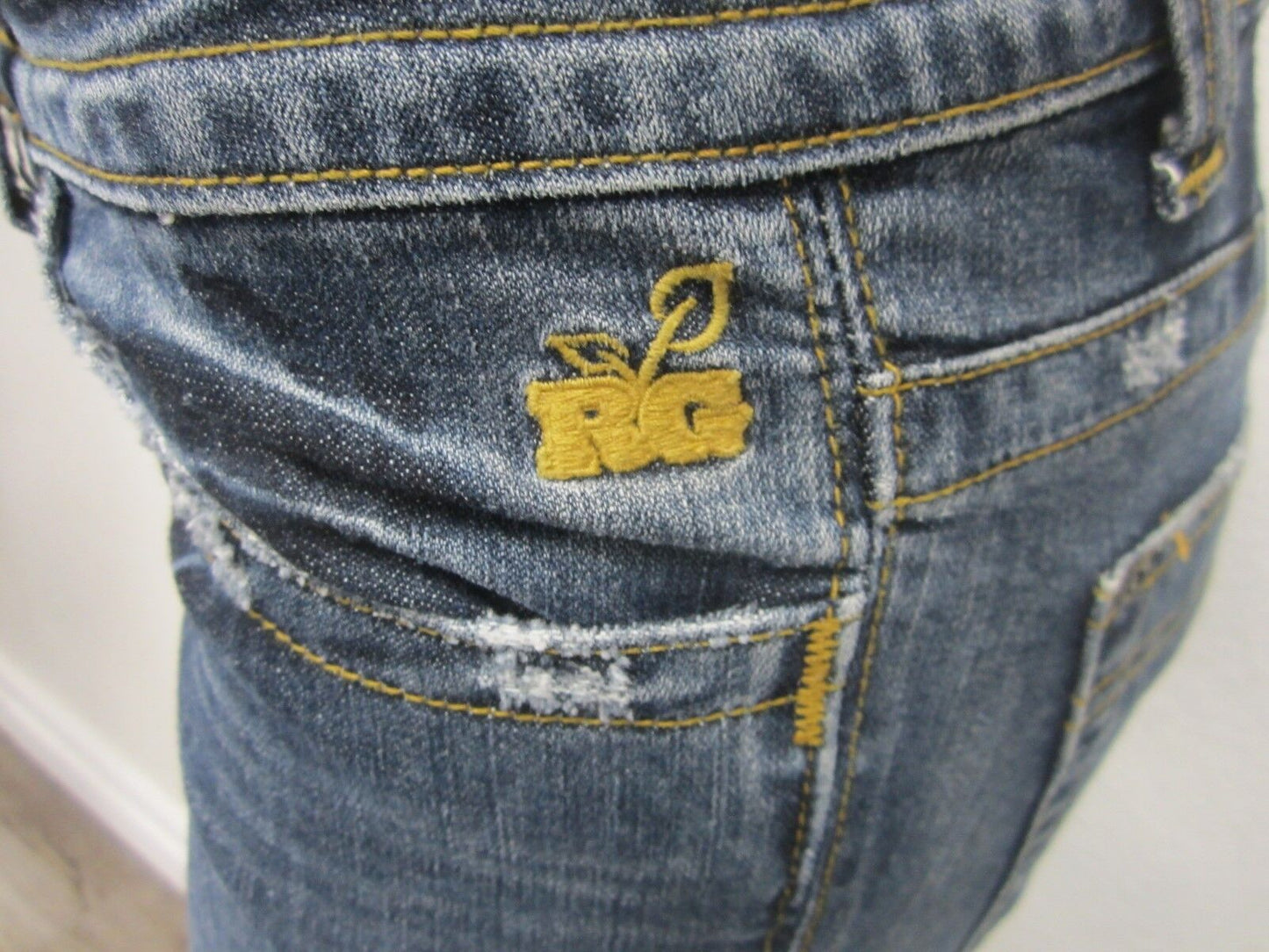 VERY NICE Realtree Girl Distressed Jeans Camo Pocket 2% Lycra Stretch Sz 29 x 33
