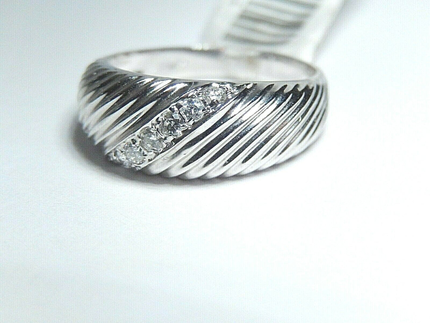 *NWT* Sparkling Ladies 14k White Gold 1/5CT VS Diamond Domed & Ribbed Band Ring