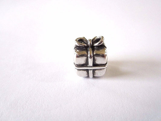 PANDORA RETIRED PRESENT, GIFT BOX W/ BOW CHARM STERLING SILVER 925 ALE 790300