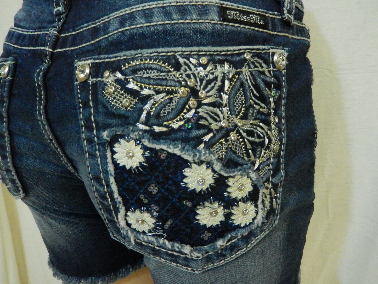 NWT Miss Me M3337D Mid Rise Floral Madness Frayed Hem Denim Short Size 25