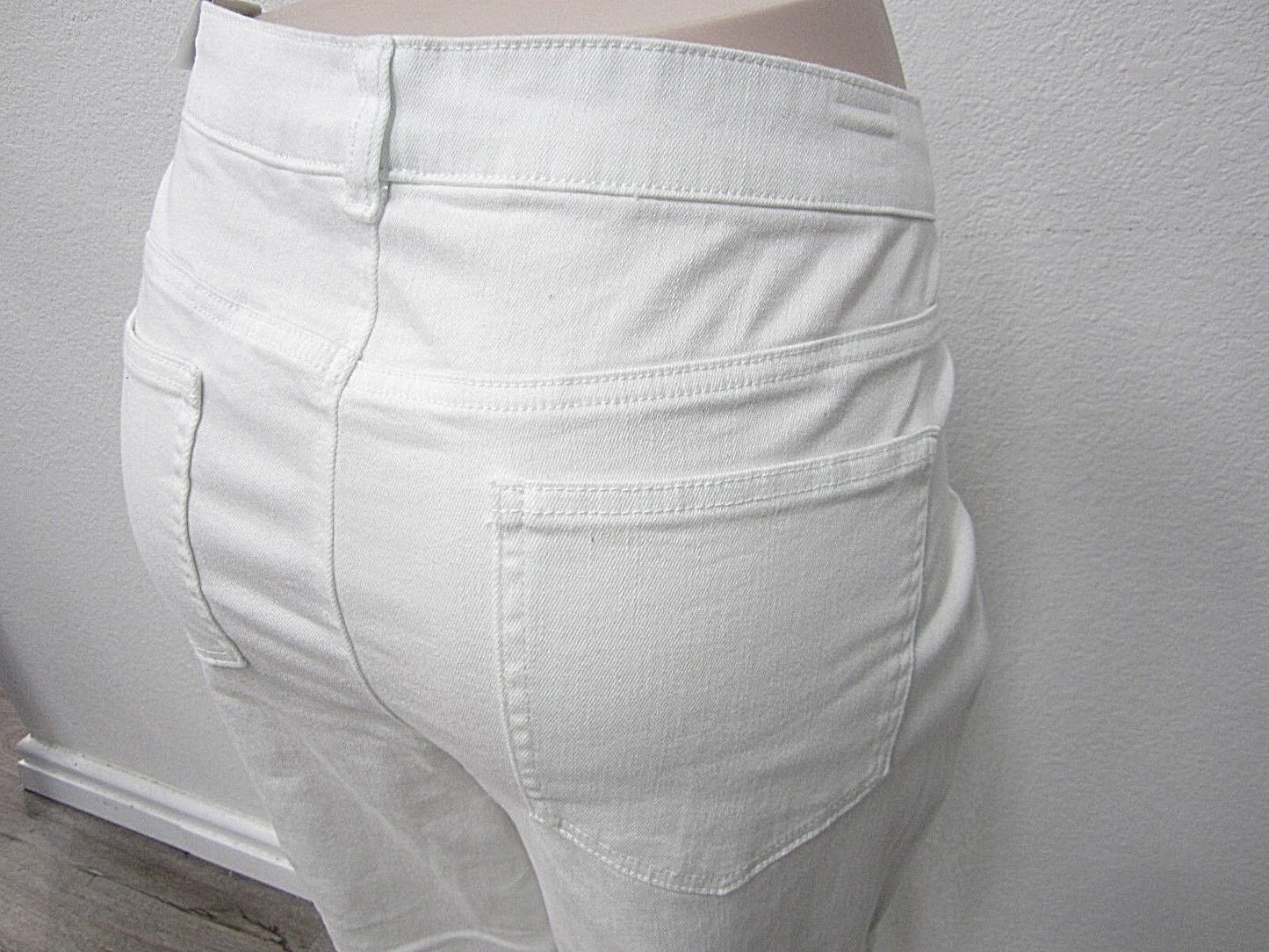 NWT Maurices White Cotton Zipper Fly  Fringe Trim Skinny Capri Size 20 x 25
