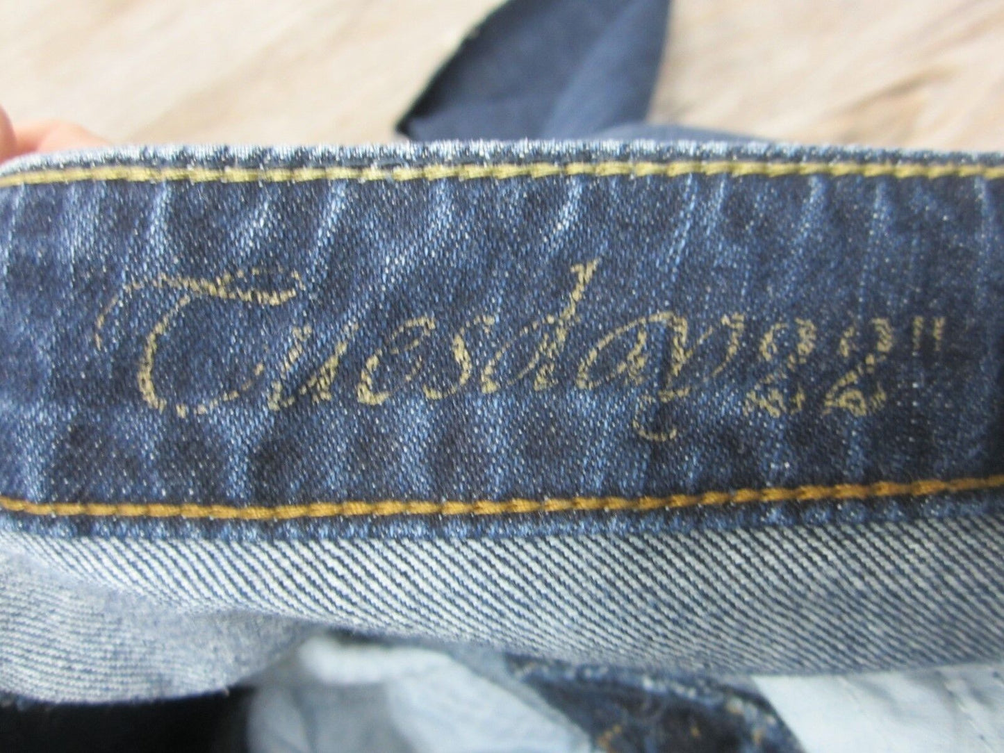 Pre Owned SILVER JEANS Capri Medium Wash Size 24 X 22 VERY NICE