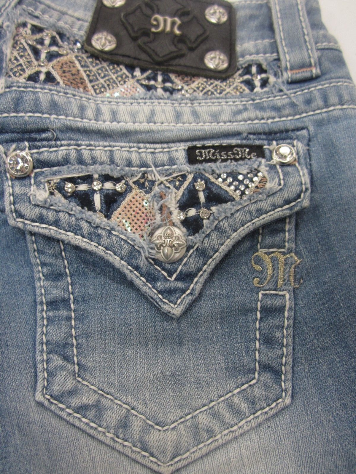 NWOT Miss Me Distressed Mid-Shorts - Colorful Pockets & Waistband Size 24 x 5