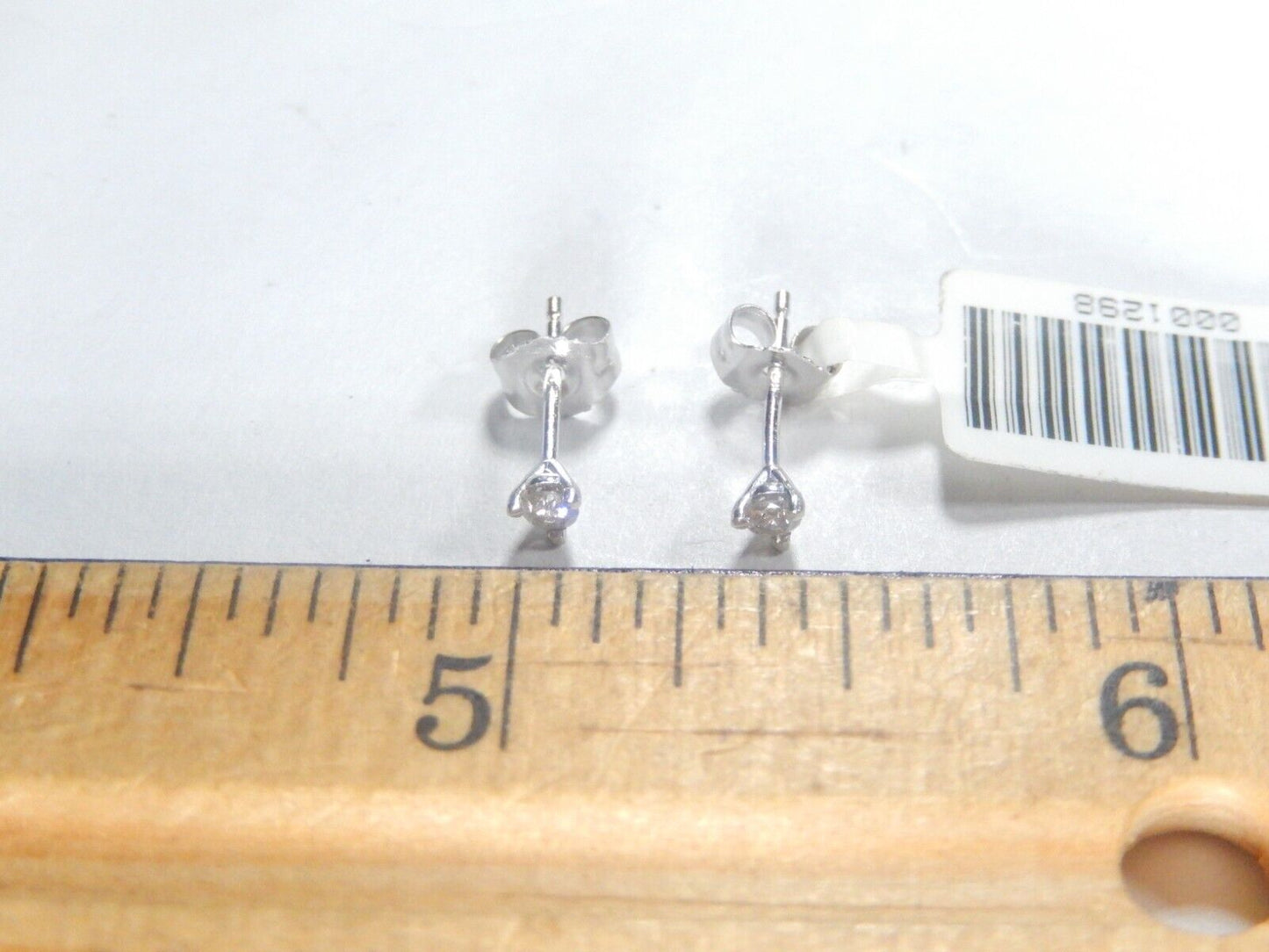 10K White Gold 1/10 CT. T.W. Round Natural VS Diamond Earstuds