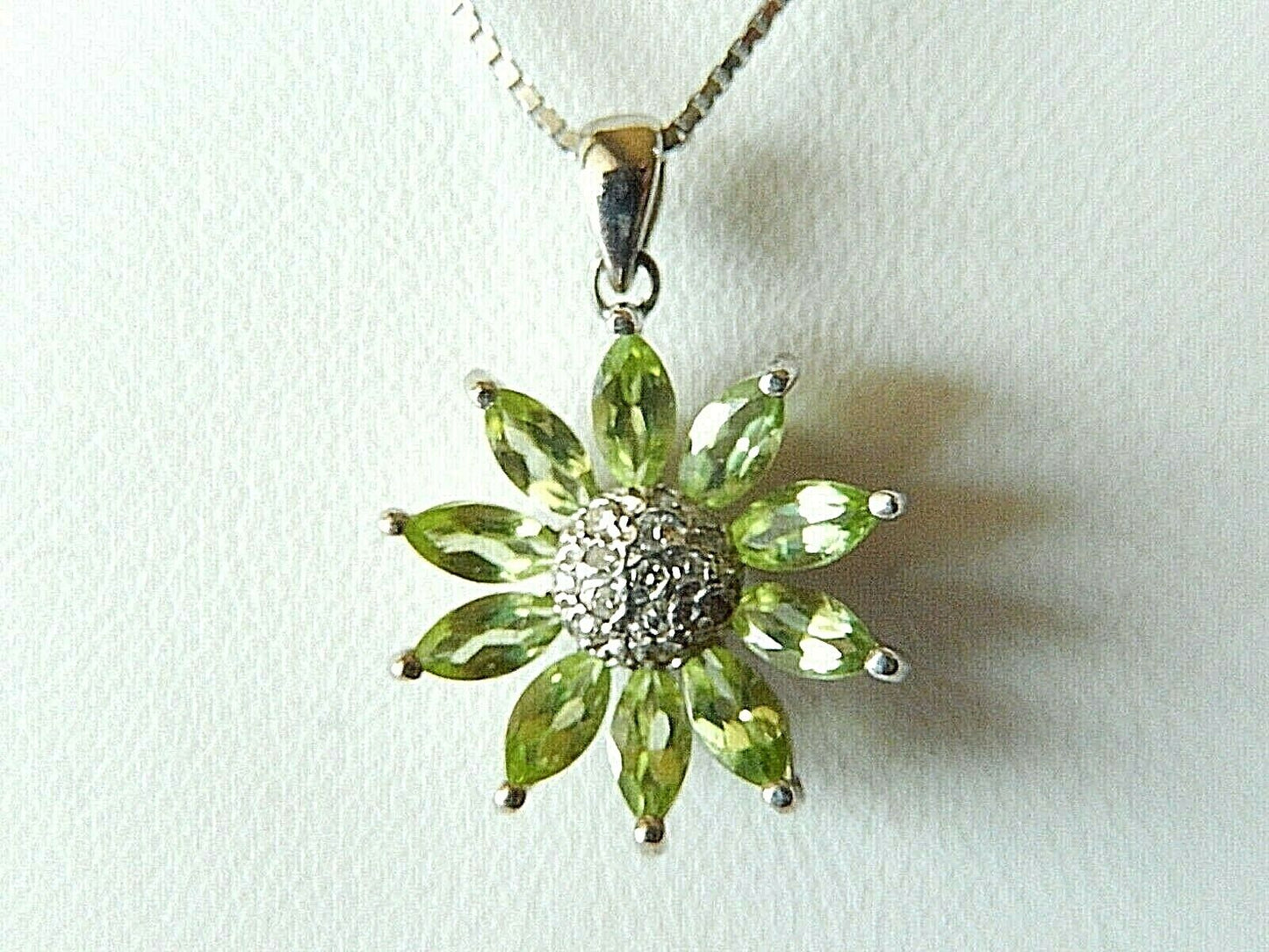 *VINTAGE*14k White Gold  Peridot & Diamond Flower Pendant w/14K WG 18" Box Chain