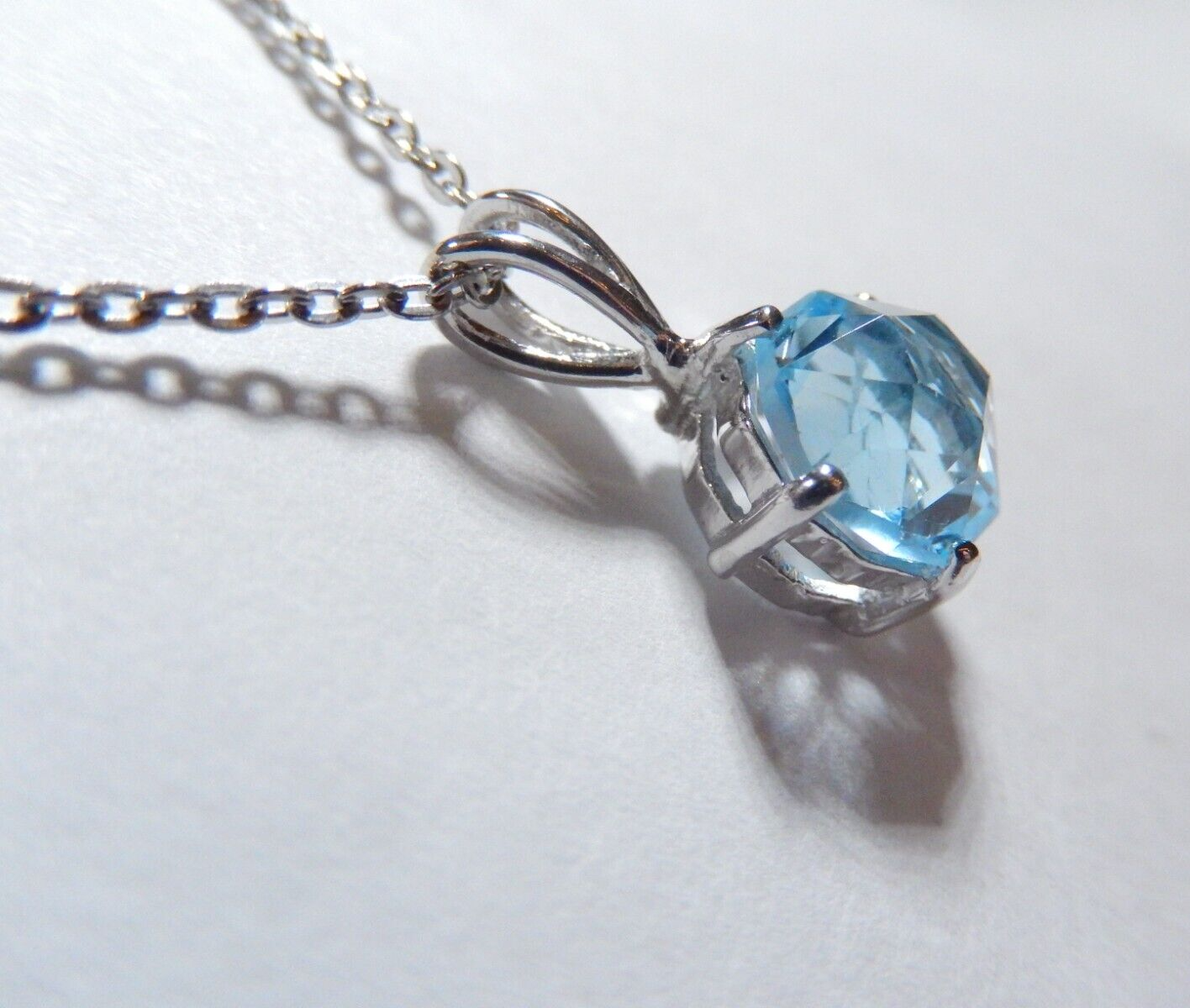 *NWT*  10K White Gold 2.0 CT Blue Topaz  Solitaire Pendant w/18" Chain