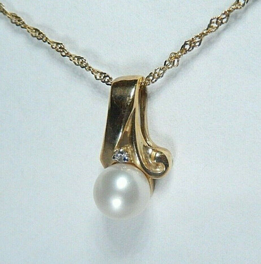 *VINTAGE* 10k Yellow Gold 6mm AAA Pearl and Diamond Pendant with 10K  20" Chain