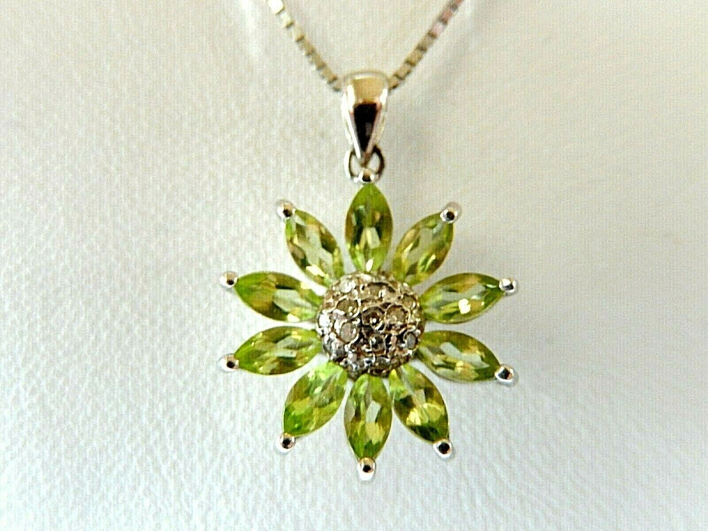 *VINTAGE*14k White Gold  Peridot & Diamond Flower Pendant w/14K WG 18" Box Chain