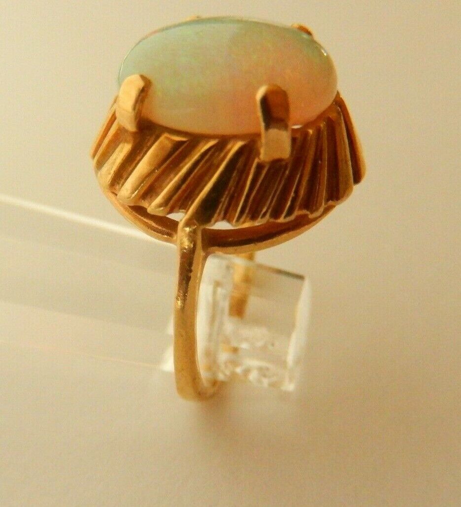 *VINTAGE* 14k Yellow Gold Beautiful Firey Opal Cocktail Ring Size 3.75