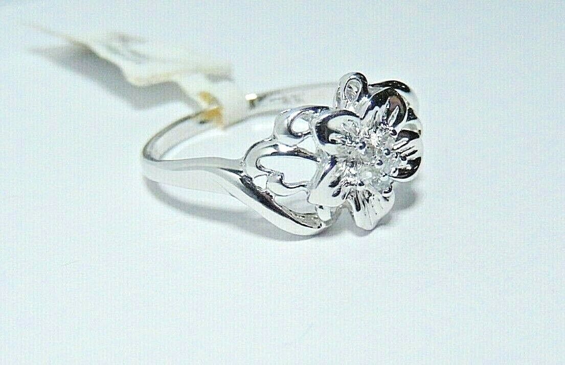 *NWT* 10k White Gold Diamond Flower Ring Size 7.5