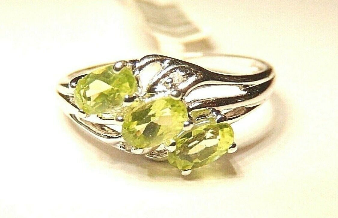 *NWT* 10k White Gold Three Stone Oval Peridot And Diamond Ring Size 7.5