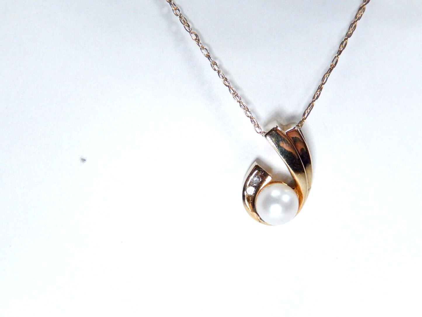 *VINTAGE*  10K Yellow Gold 5.25mm Pearl And Diamond Pendant w/1