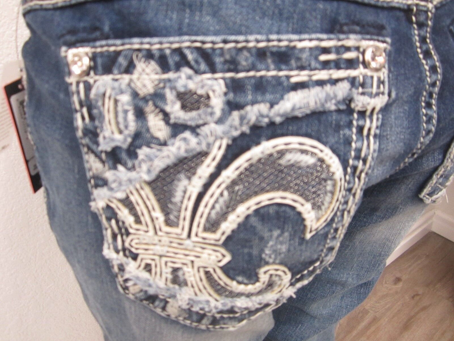 NWT Miss Me Jeans Code Shred Distressed Fluer De Lis Capris MP7810P Size 24 x 20