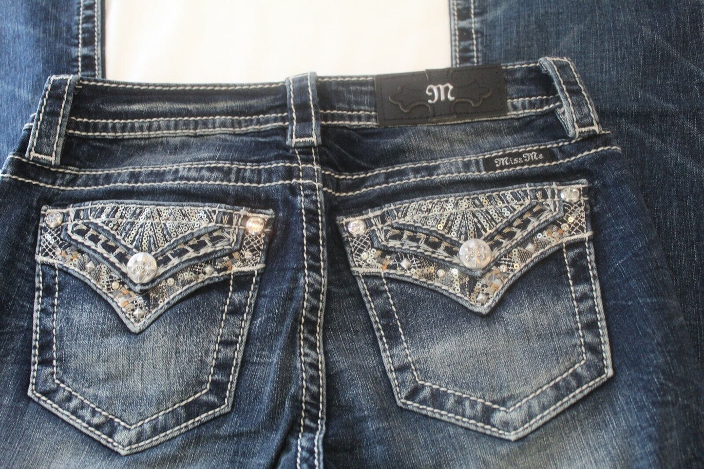 *NWT* $109. Miss Me  Mid Rise Chloe Boot Cut Jeans Wmbellished Pockets Sz 26x34
