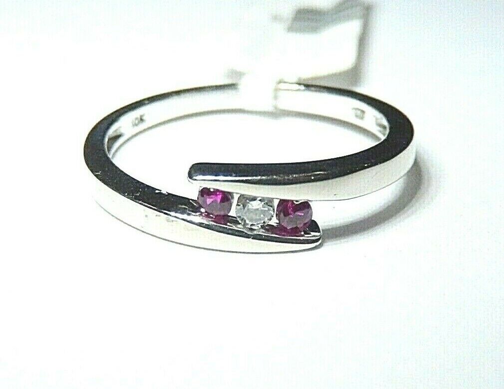 *NWT* 10kt White Gold Womens .25CT Round Ruby Diamond Three Stone Band Ring Sz 7