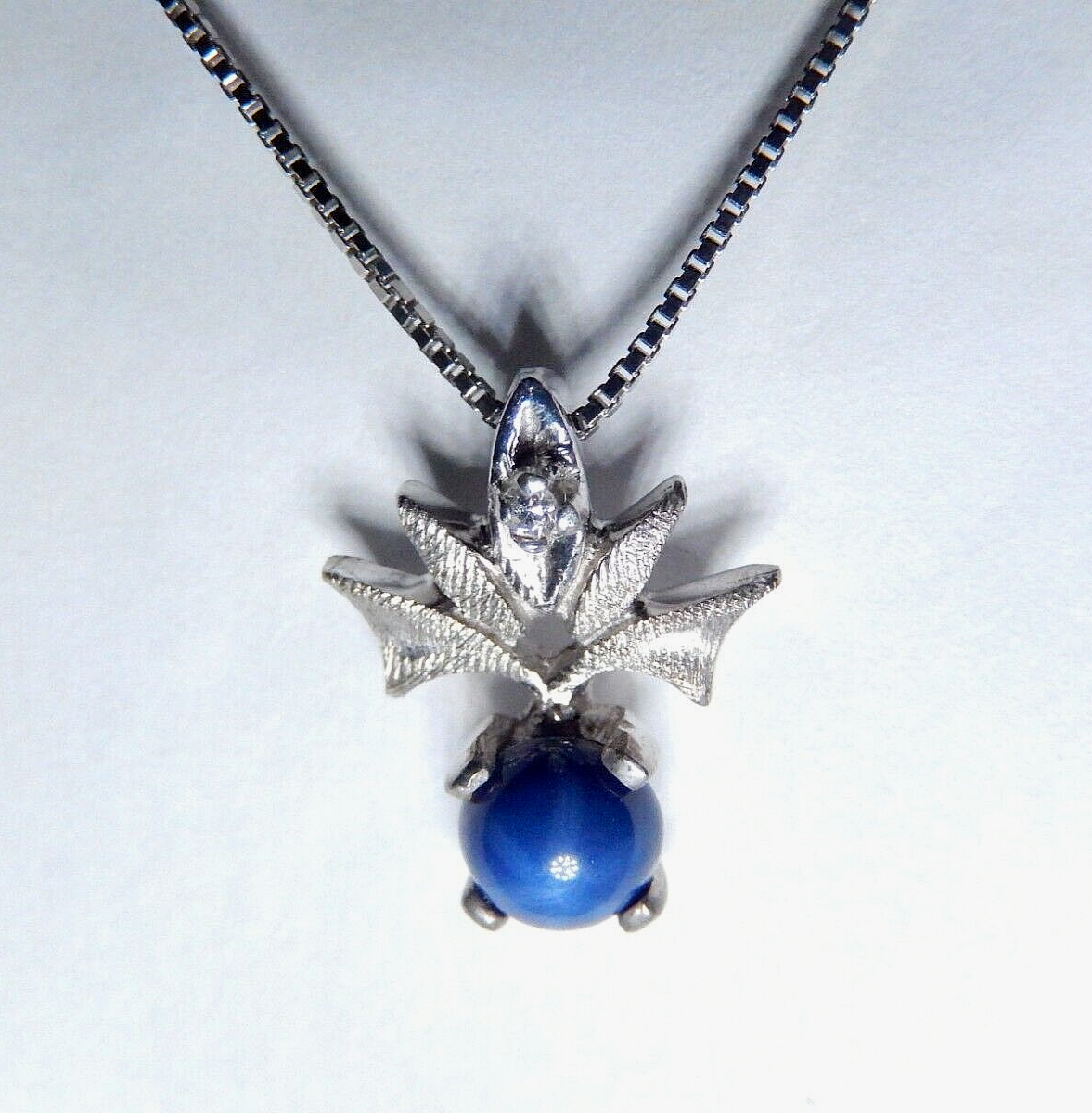 *VINTAGE* 14k White Gold Diamond & Blue Star Sapphire Flower Pendant w/18"chain
